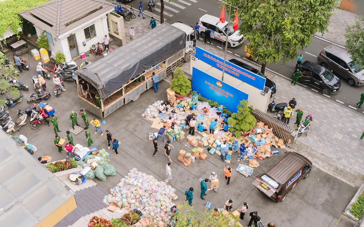 TP.HCM đã chuyển 211 tấn hàng cứu trợ đến Khánh Hòa