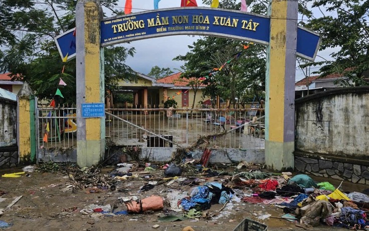 Trường lớp tan hoang sau lũ dữ