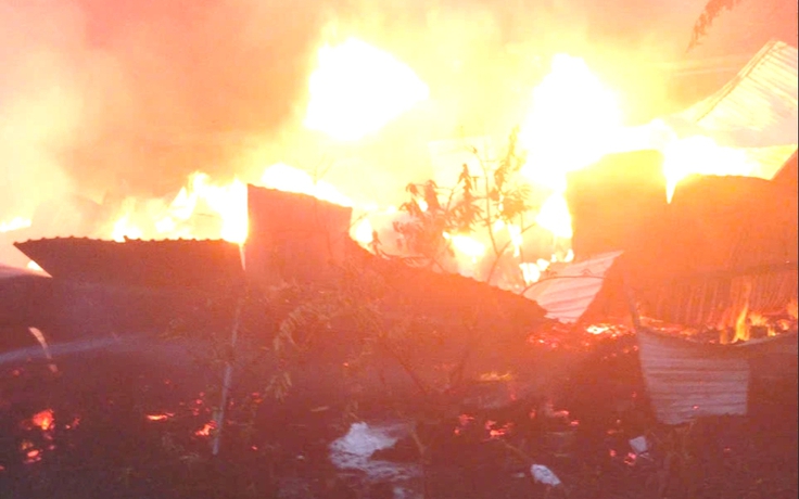 TP.HCM: Hỏa hoạn lúc sáng sớm, người dân nỗ lực giúp chủ cơ sở di dời tài sản