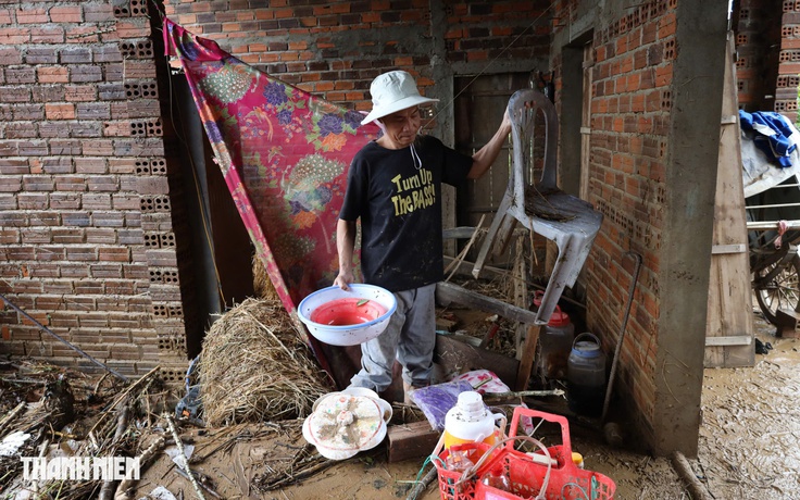 Phận người màn trời chiếu đất sau lũ: Người chồng trở về, tưởng vợ con đã bị cuốn trôi