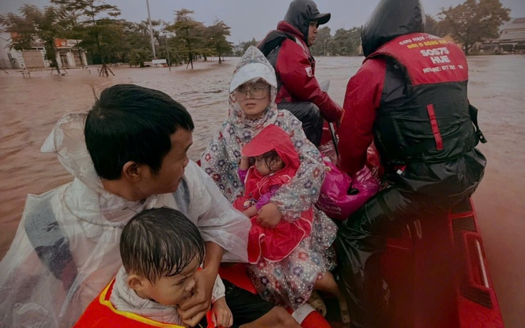 Giữa lũ dữ: Những người hùng SOS 75 Huế không bỏ ai ở lại phía sau