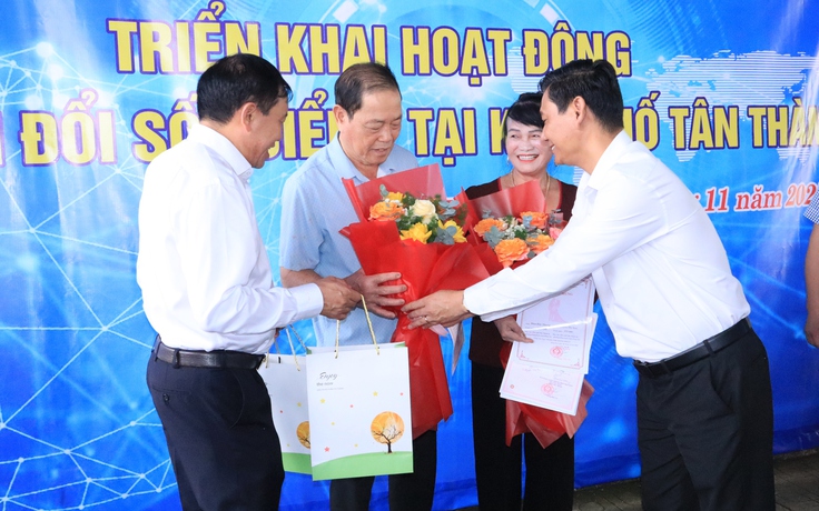 Ông bà U.80 hào hứng đến nhà văn hóa nhận giấy chứng nhận đăng ký kết hôn