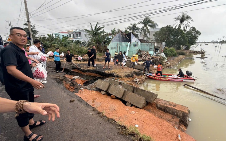 Tái thiết miền Trung sau ngập lụt: Báo Thanh Niên cứu trợ rốn lũ Hòa Xuân