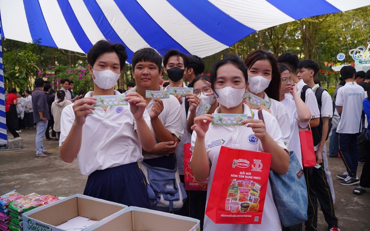 Sinh viên tìm hiểu sống xanh, chế độ dinh dưỡng, nhận hàng ngàn gói mì