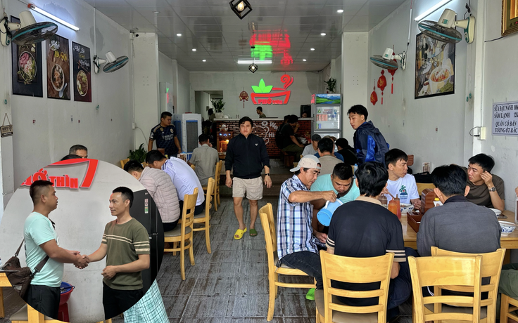 Chủ quán phở ở Đắk Lắk đãi đoàn cứu trợ: Thiếu rau, xin hành lá từ TP.HCM