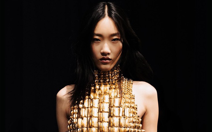 Thiết kế tối giản được nâng tầm nhờ các gam màu ánh kim