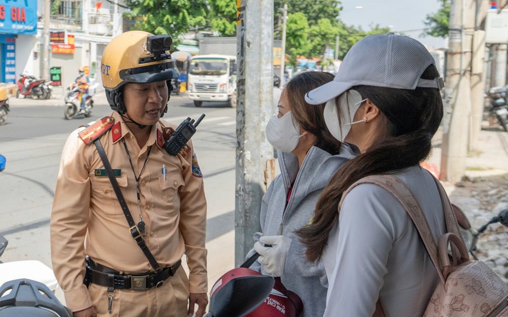 CSGT TP.HCM phạt hàng loạt phụ huynh, học sinh không đội mũ bảo hiểm