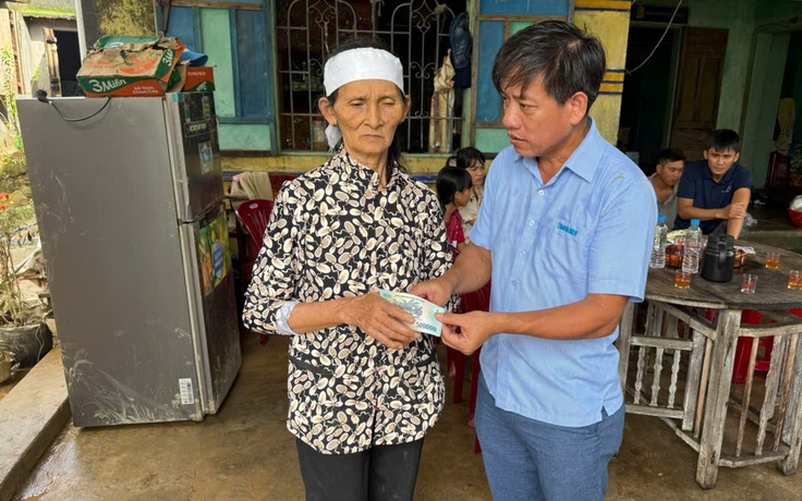 Trao hơn 1 tỉ đồng hỗ trợ người dân vùng rốn lũ Hòa Thịnh