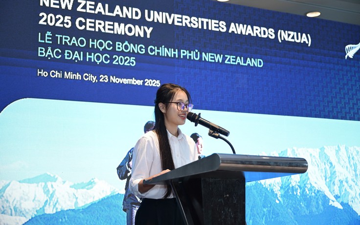 Vừa nhận học bổng chính phủ, nữ sinh TP.HCM san sẻ ngay cho đồng bào vùng lũ