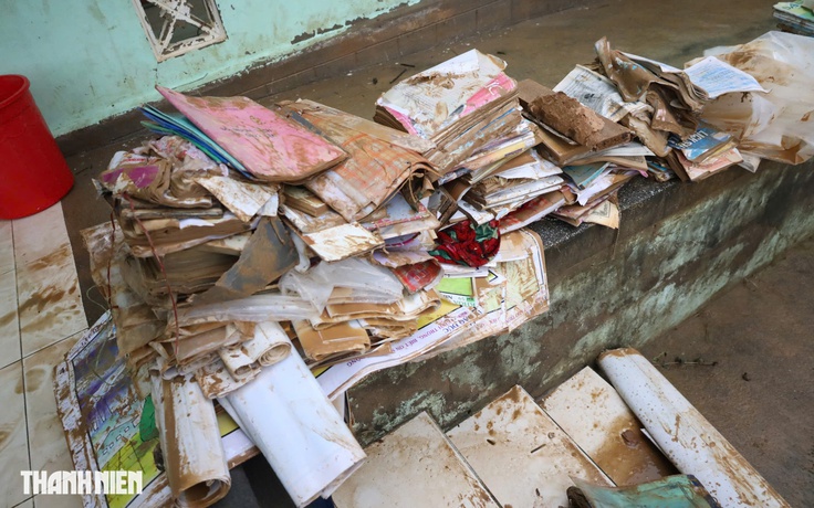 Rốn lũ Hòa Thịnh: Lớp học ngập bùn, bộ đội nạy từng mảng để học sinh trở lại trường