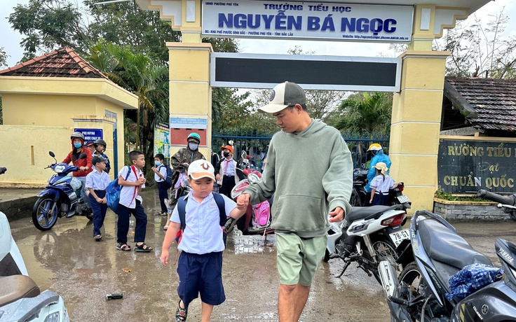 Học sinh vùng lũ phường Phú Yên trở lại trường, mất sách vở thì báo cô giáo