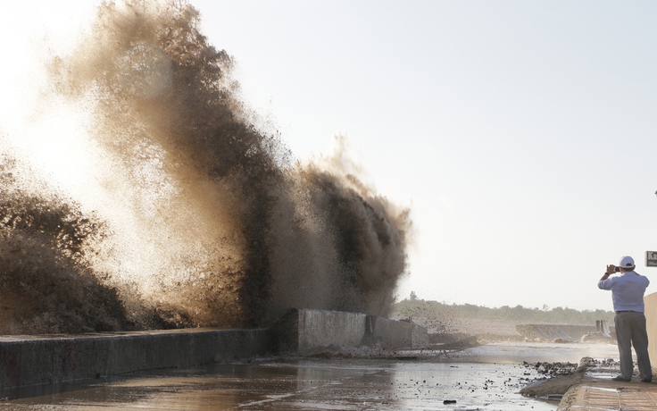 Tuyến kè gần 100 tỉ đồng 'giảm sóng từ xa' bảo vệ đê biển Gành Hào