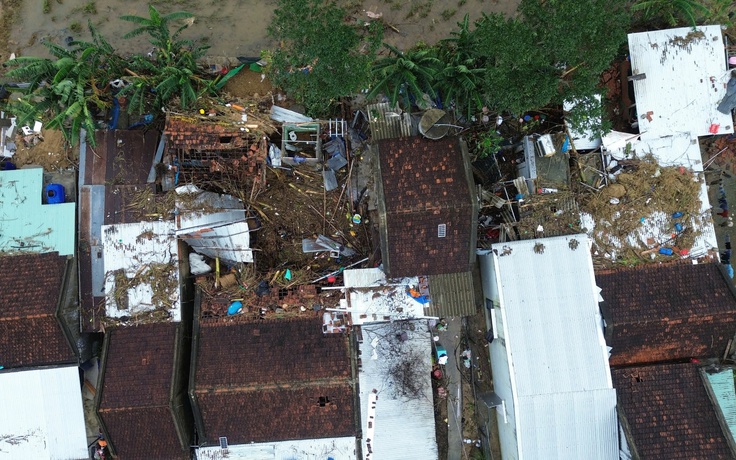 Rốn lũ Hòa Thịnh nhìn từ flycam: Làng quê ngổn ngang sau nước rút