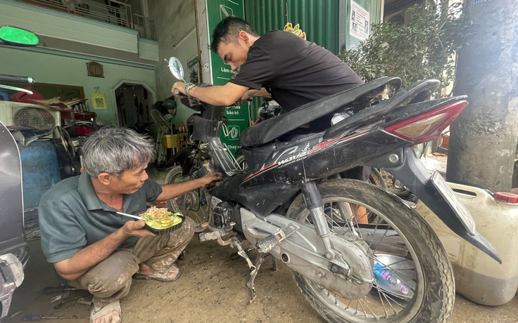 Sửa xe máy ở Nha Trang sau lũ, 'nhiều gấp 100 lần ngày thường'