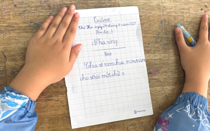 Học sinh vùng lũ mượn từng đôi giấy chép bài, khẩn cấp xin sách vở mới