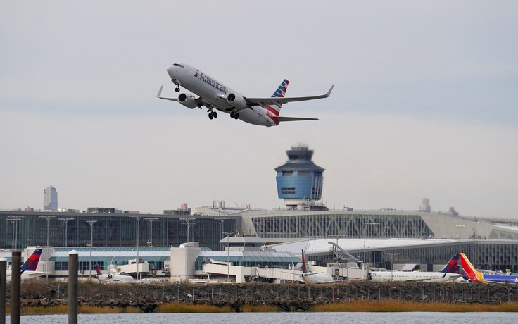 Khói tràn trong cabin, máy bay American Airlines hạ cánh khẩn