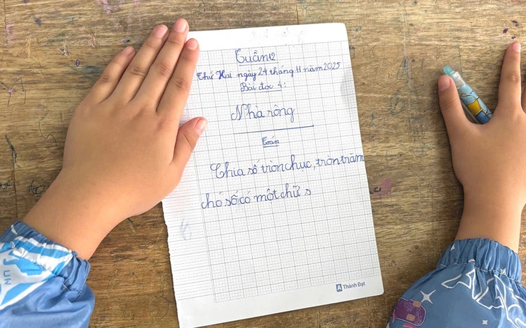 Học sinh vùng lũ trở lại trường không đồng phục, thiếu sách vở