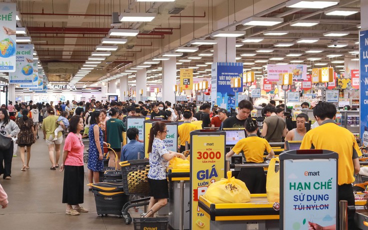 Siêu thị 'cháy hàng' vì người dân TP.HCM đổ xô mua gửi cứu trợ đồng bào miền Trung