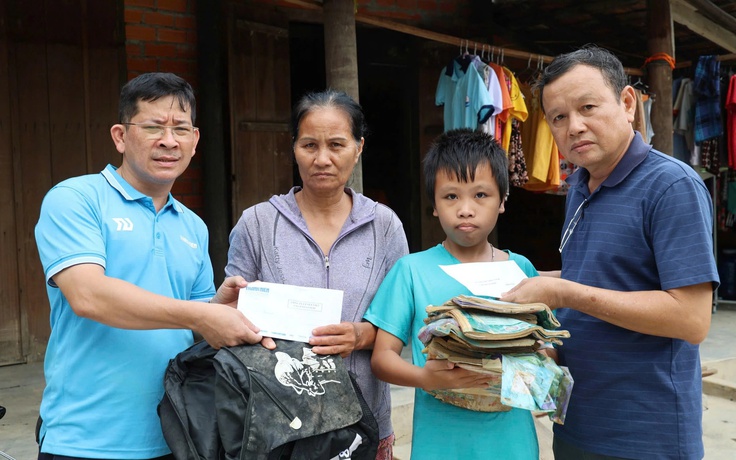 Tình người thắp sáng nơi rốn lũ