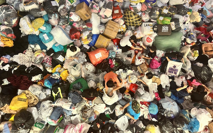 Cận cảnh núi  áo quần cứu trợ khổng lồ từ TP.HCM chuẩn bị gửi cho Khánh Hòa