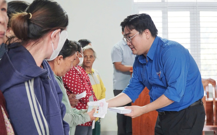 Thành đoàn TP.HCM tặng 900 phần quà cho thanh thiếu nhi và người dân vùng lũ