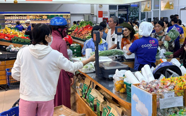 Saigon Co.op bán hàng không lợi nhuận, cùng bà con tái thiết cuộc sống sau lũ lịch sử