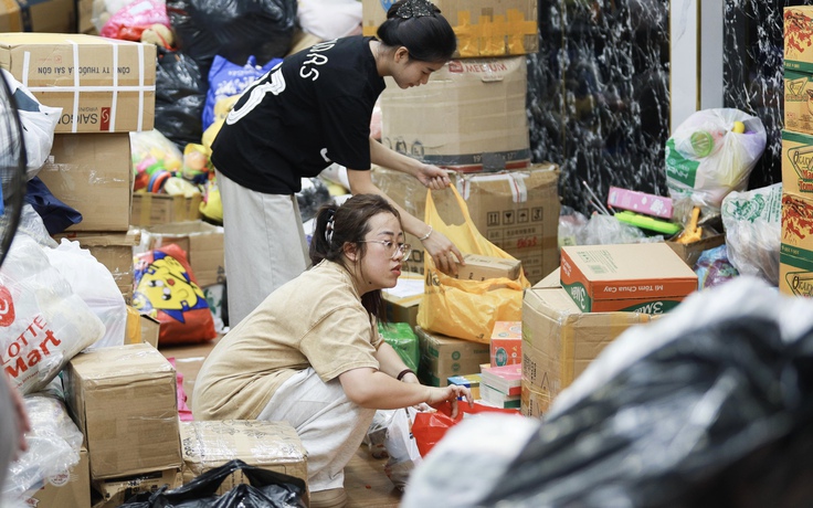 Ngôi nhà ở TP.HCM 'vỡ trận': Tập kết hơn 100.000 cuốn tập gửi tặng học sinh vùng lũ