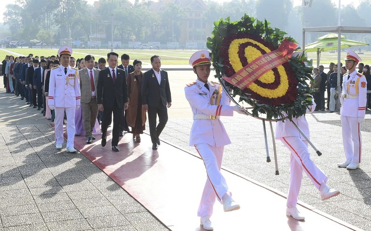 Đại biểu Đại hội Hội Doanh nhân trẻ Việt Nam báo công dâng Bác