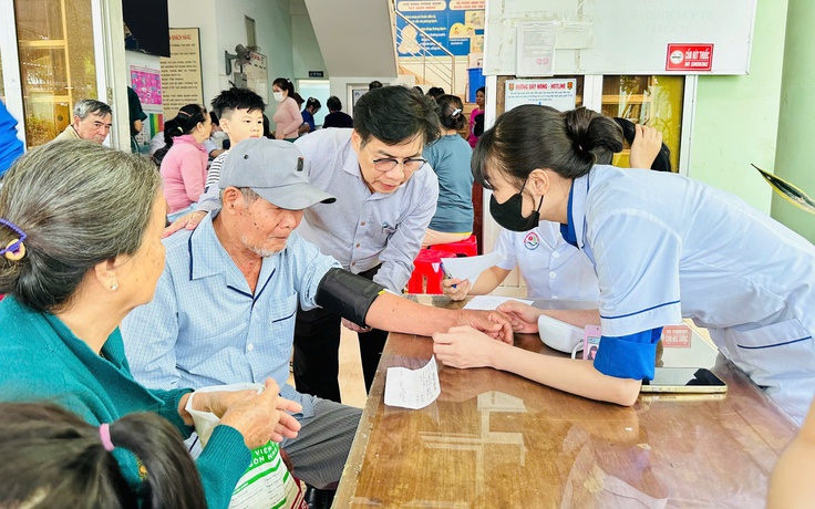 Bệnh viện đa khoa Khánh Hòa khám bệnh, cấp thuốc miễn phí cho người dân vùng lũ