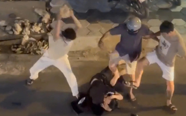 Xôn xao clip nhóm người đánh, dùng đá đập đầu 2 nam thanh niên ở TP.HCM