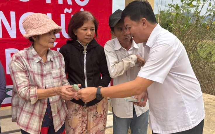 CLB Ước mơ xanh có mặt ở rốn lũ: Mang hơi ấm đến những gia đình trắng tay