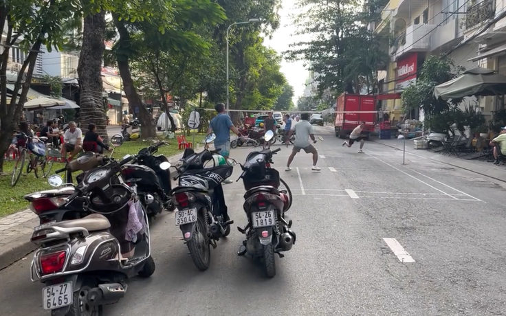 Người dân giăng lưới đánh cầu lông giữa đường ở quận 7 cũ: CSGT TP.HCM xác minh