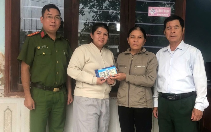Nhặt gần 2.000 USD trong hàng cứu trợ vùng lũ, người dân nhờ công an tìm chủ