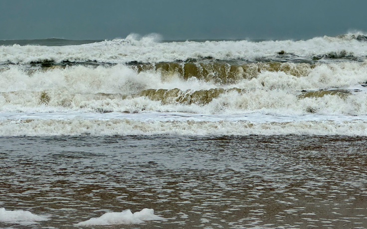 Sóng cao 2 m trước bão số 15: Đắk Lắk ban lệnh cấm biển, huy động dọn rác