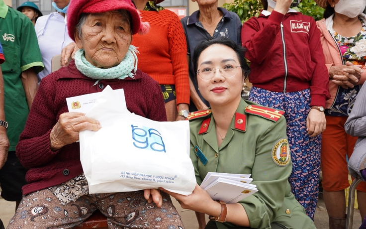 Công an cửa khẩu Tân Sơn Nhất hỗ trợ khắc phục hậu quả sau bão lũ