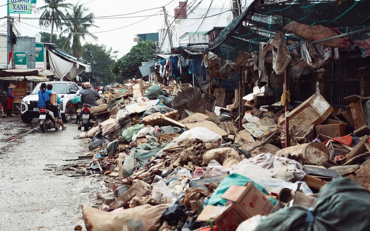 'Núi' rác khổng lồ bốc mùi ở Khánh Hòa: Ngồi trong nhà cũng phải đeo khẩu trang