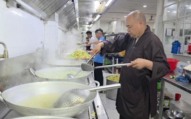 Hơn 500 km yêu thương: Bếp dã chiến nấu hàng ngàn suất cơm gửi vùng lũ