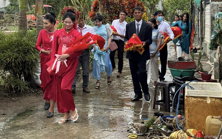 Đám cưới sau lũ ở Hòa Thịnh: 'Đưa con về nhà chồng mà ứa nước mắt'