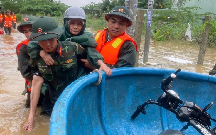 Nước đục ngầu bủa vây khu dân cư Đà Nẵng: Bộ đội cõng dân chạy lũ