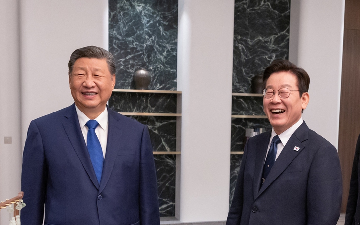 Chủ tịch Tập Cận Bình nói đùa gì khi tặng điện thoại Xiaomi cho Tổng thống Hàn Quốc?