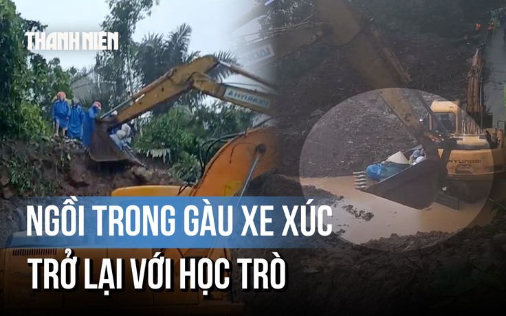 Xe xúc đất thành 'xe đưa đón': Hơn 20 giáo viên vượt mưa lũ, quay lại với học trò
