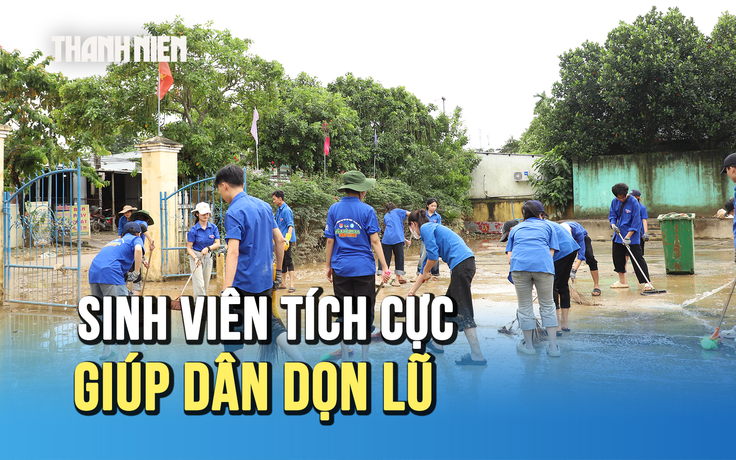 Hàng trăm sinh viên tích cực giúp bà con dọn dẹp sau mưa lũ