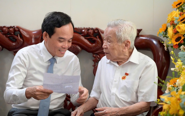 Ông Trần Lưu Quang trao Huy hiệu 80 năm tuổi Đảng tặng đảng viên gần 100 tuổi