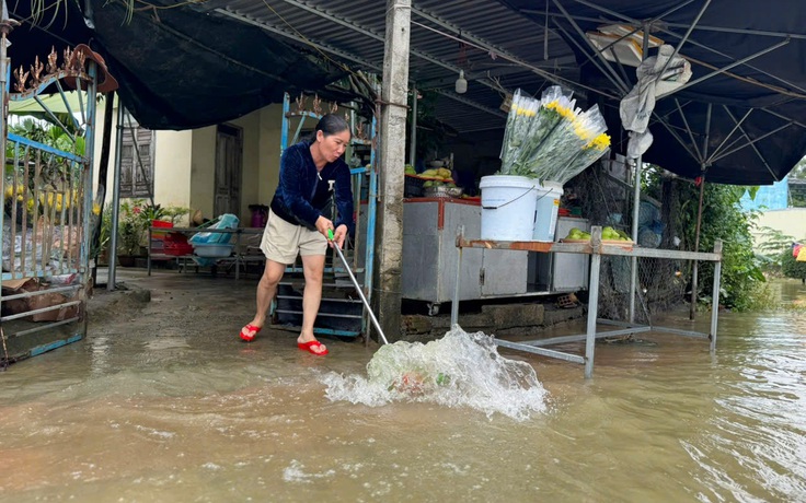 Lũ lên xuống thất thường, người Quảng Ngãi ngao ngán dọn bùn 3 lần trong 1 tuần