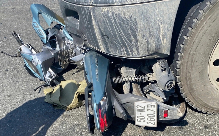 Xe đầu kéo cuốn xe máy vào gầm tại giao lộ ở phường Bình Tân