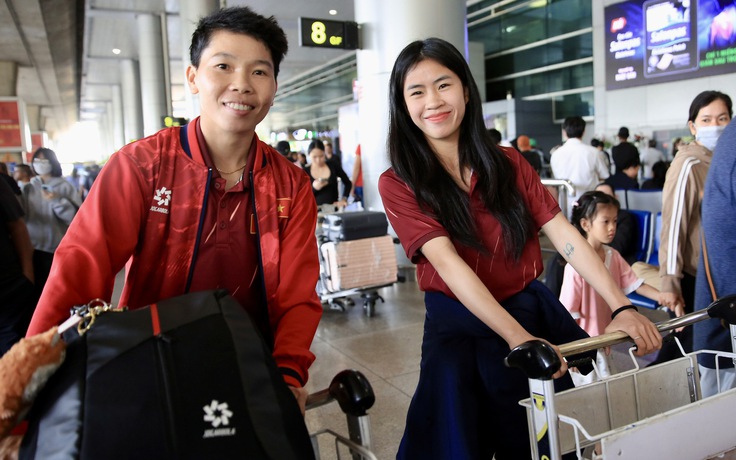 Đội tuyển nữ Việt Nam về nước, HLV Mai Đức Chung tiết lộ điều bất ngờ