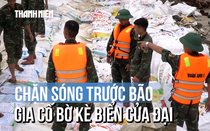 Hơn 150 chiến sĩ gia cố bờ kè biển Cửa Đại trước bão số 13