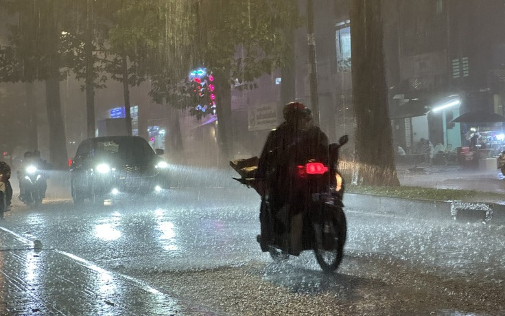 Ảnh hưởng bão Kalmaegi, Sài Gòn, Chợ Lớn đón đợt mưa lớn kéo dài 4 ngày