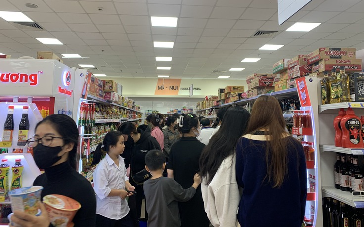 Ứng phó bão số 13 Kalmaegi: Người dân đổ xô mua mì gói, nước lọc... tích trữ