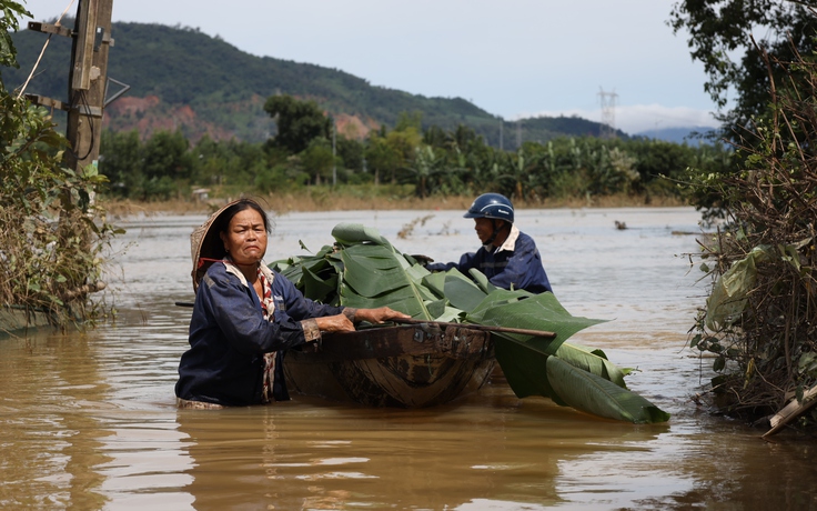 Ngóng tin bão số 13 Kalmaegi, người Đà Nẵng sống ven sông nơm nớp vì nước còn... ngang bụng